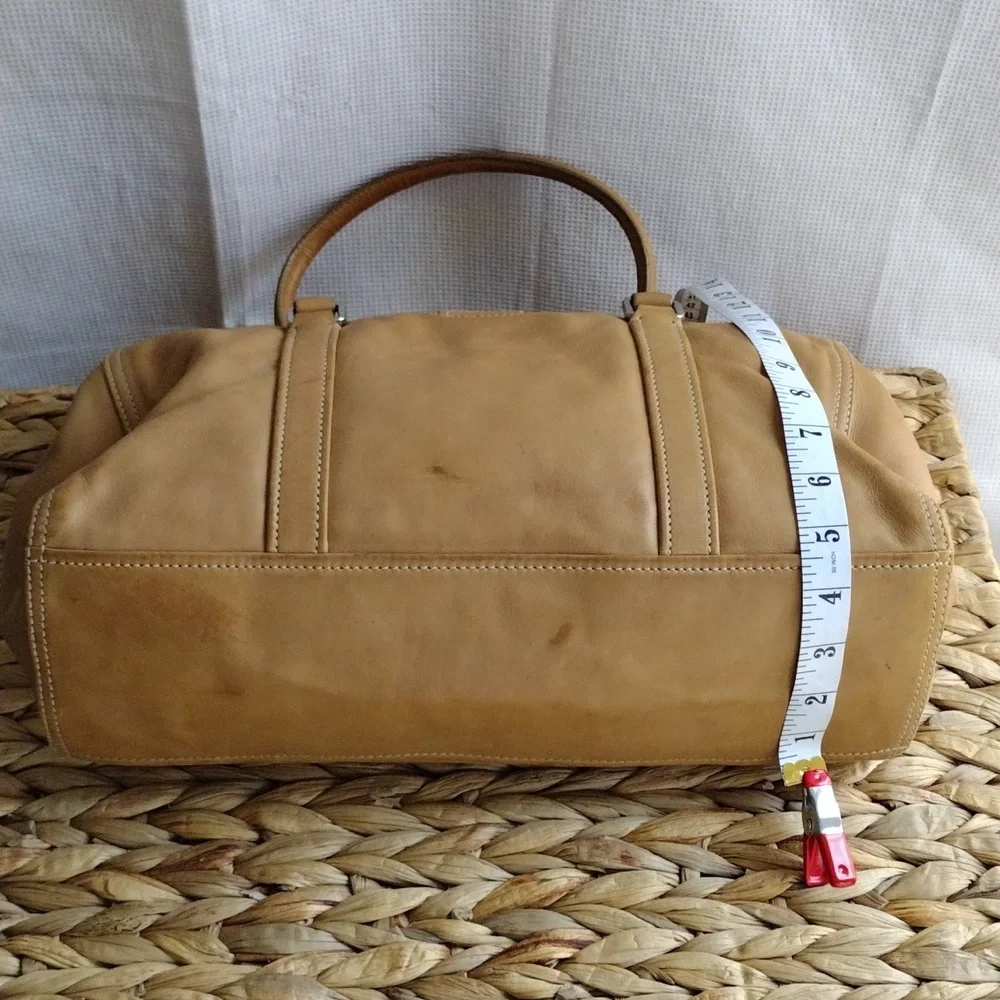 Prada Cuervo tan soft leather shoulder bag. - Picture 5 of 13
